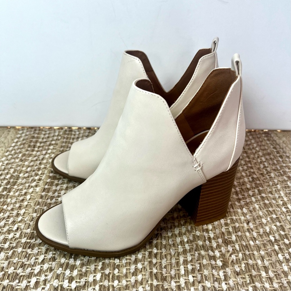 Chelsea & Zoe • Peep Toe Block Heel Ankle Booties • Cream • Size 7.5 • Cute! 🩷